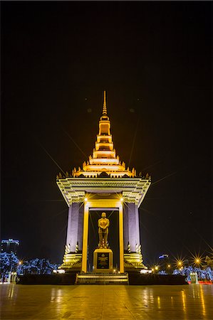 simsearch:841-07523329,k - Night photograph of the Statue of Norodom Sihanouk, Phnom Penh, Cambodia, Indochina, Southeast Asia, Asia Foto de stock - Sin royalties Premium, Código: 6119-08061940