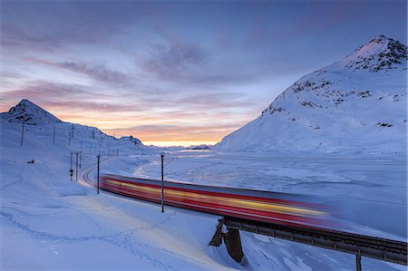 The Bernina Express red train, UNESCO World Heritage Site, Graubunden, Swiss Alps, Switzerland, Europe Photographie de stock - Premium Libres de Droits, Code: 6119-08062112