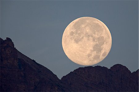 Full moon setting above a ridge, Glacier National Park, Montana, United States of America, North America Stock Photo - Premium Royalty-Free, Code: 6119-08062251