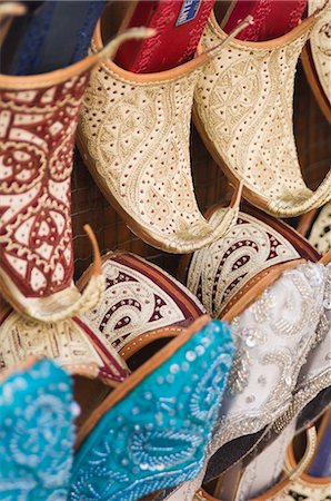 simsearch:841-02924609,k - Curly toed slippers for sale in Bur Dubai Souk, Dubai, United Arab Emirates, Middle East Stock Photo - Premium Royalty-Free, Code: 6119-08266577