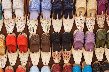 simsearch:841-02924609,k - Curly toed slippers for sale in Bur Dubai Souk, Dubai, United Arab Emirates, Middle East Stock Photo - Premium Royalty-Free, Code: 6119-08266576