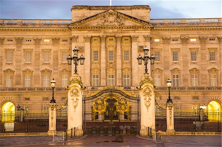 symmetrical - Buckingham Palace, London, England, United Kingdom, Europe Stock Photo - Premium Royalty-Free, Code: 6119-08568343