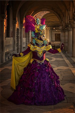simsearch:841-06030938,k - Costume and mask during Venice Carnival, Venice, UNESCO World Heritage Site, Veneto, Italy, Europe Foto de stock - Sin royalties Premium, Código: 6119-08641140