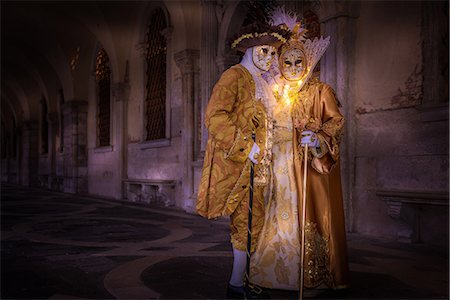 simsearch:841-06030938,k - Costumes and masks during Venice Carnival, Venice, UNESCO World Heritage Site, Veneto, Italy, Europe Foto de stock - Sin royalties Premium, Código: 6119-08641136