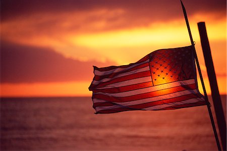 simsearch:841-03031284,k - American Flag at sunset, Iraq Memorial, Santa Monica Beach, Los Angeles, California, United States of America, North America Photographie de stock - Premium Libres de Droits, Code: 6119-08740364