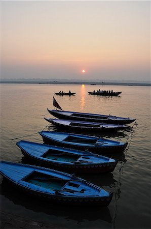 river ganges landscape picture - River Ganges (Ganga) at sunrise, Varanasi (Benares), Uttar Pradesh, India, Asia Stock Photo - Premium Royalty-Free, Code: 6119-08740833