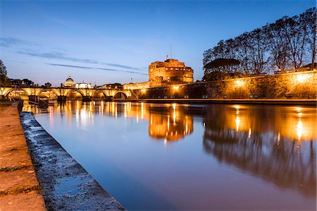 simsearch:400-05338054,k - Dusk on the ancient palace of Castel Sant'Angelo with statues of angels on the bridge on Tiber RIver, UNESCO World Heritage Site, Rome, Lazio, Italy, Europe Stock Photo - Premium Royalty-Free, Code: 6119-08724948