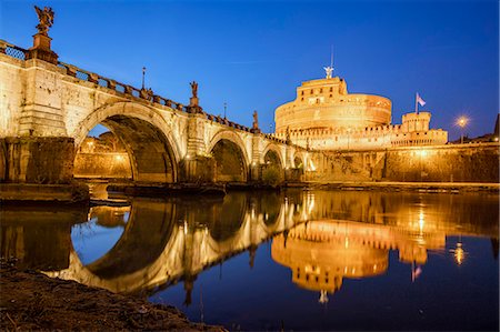 simsearch:400-05338054,k - Dusk on the ancient palace of Castel Sant'Angelo with statues of angels on the bridge on Tiber RIver, UNESCO World Heritage Site, Rome, Lazio, Italy, Europe Stock Photo - Premium Royalty-Free, Code: 6119-08724950