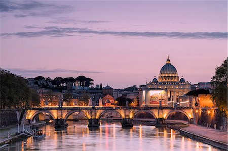 Dusk lights on Tiber River with bridge Umberto I and Basilica di San Pietro in the background, Rome, Lazio, Italy, Europe Photographie de stock - Premium Libres de Droits, Code: 6119-08724958