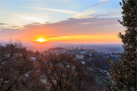 simsearch:649-07063397,k - View of the medieval old town called Citta Alta (Upper City) on hilltop framed by the fiery orange sky at dawn, Bergamo, Lombardy, Italy, Europe Foto de stock - Sin royalties Premium, Código: 6119-09074188