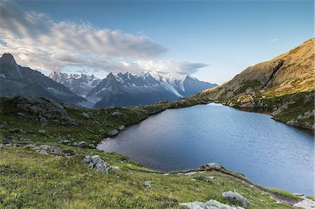 Sunrise on the snowy peaks of Mont Blanc massif seen from Lacs De Cheserys, Chamonix, Haute Savoie, French Alps, France, Europe Foto de stock - Sin royalties Premium, Código: 6119-09085544