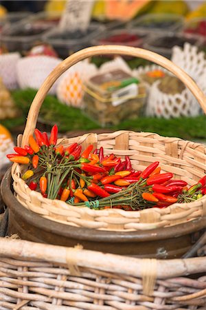 Chilli peppers on display at Campo de Fiori Market, Rome, Lazio, Italy, Europe Foto de stock - Sin royalties Premium, Código: 6119-09161772