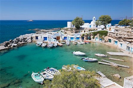 View over fishing harbour with boats and colourful boat houses, Mandrakia, Milos, Cyclades, Aegean Sea, Greek Islands, Greece, Europe Foto de stock - Sin royalties Premium, Código: 6119-09161988