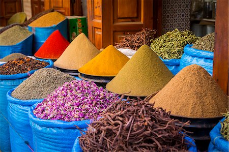simsearch:841-07653214,k - Bags of herbs and spices for sale in souk in the old quarter, Medina, Marrakesh, Morocco, North Africa, Africa Foto de stock - Sin royalties Premium, Código: 6119-09170304