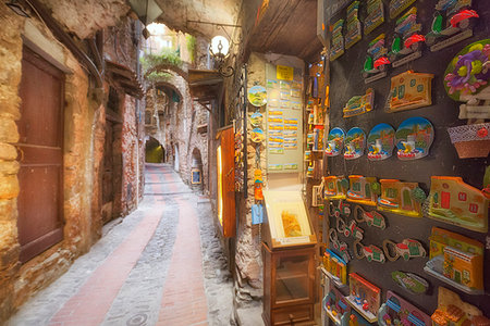 Souvenirs displayed in a street of Dolceacqua, Province of Imperia, Liguria, Italy, Europe Foto de stock - Sin royalties Premium, Código: 6119-09182714