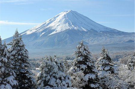 View of Mount Fuji, UNESCO World Heritage Site, in the early morning after a heavy fall of snow, Fujikawaguchiko, Japan, Asia Stock Photo - Premium Royalty-Free, Code: 6119-09134952