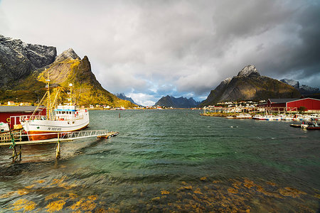 simsearch:693-03557828,k - Fishing boats in the harbor, Reine, Nordland, Lofoten Islands, Norway, Europe Foto de stock - Sin royalties Premium, Código: 6119-09252847