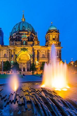 Fountain by Berlin Cathedral at night in Berlin, Germany, Europe Stock Photo - Premium Royalty-Free, Code: 6119-09253052
