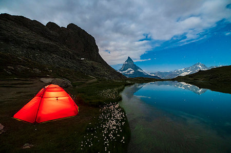 Tent on the shore of lake Riffelsee facing the Matterhorn, Zermatt, canton of Valais, Swiss Alps, Switzerland, Europe Photographie de stock - Premium Libres de Droits, Code: 6119-09214034