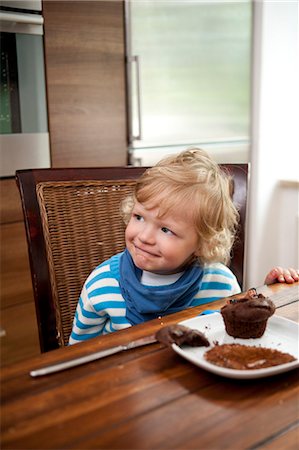 simsearch:614-06537664,k - Child eating muffin Stock Photo - Premium Royalty-Free, Code: 6122-07691999
