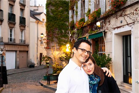 simsearch:6113-07543664,k - Couple embrace in monmartre Paris Photographie de stock - Premium Libres de Droits, Code: 6122-07692012