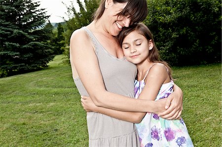 simsearch:6108-06167233,k - Mother and daughter embrace Photographie de stock - Premium Libres de Droits, Code: 6122-07692802