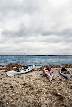 sports events - 3 kayaks on beach Photographie de stock - Premium Libres de Droits, Code: 6122-07692927