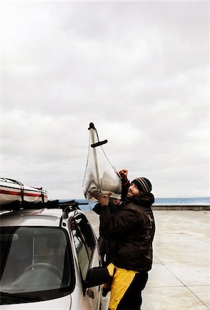 friends lifting someone - To men Carry Kayak Photographie de stock - Premium Libres de Droits, Code: 6122-07692924