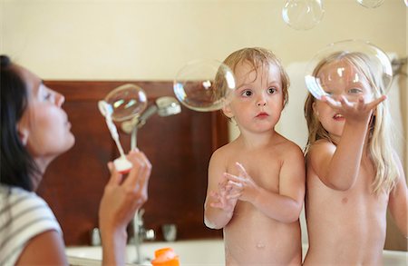 Brother and sister in bath, bubbles Foto de stock - Sin royalties Premium, Código: 6122-07693155