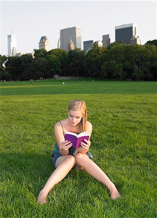 simsearch:6113-07731119,k - Woman reading a book in central park Stock Photo - Premium Royalty-Free, Code: 6122-07693179