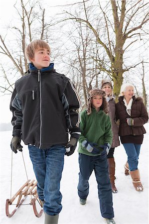 simsearch:649-07437959,k - A family walking in the snow Foto de stock - Sin royalties Premium, Código: 6122-07693197