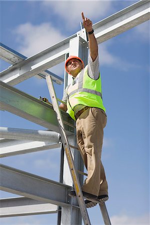 Worker inspecting the building plot Photographie de stock - Premium Libres de Droits, Code: 6122-07693119