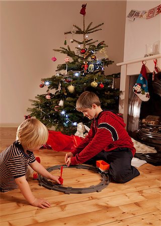 Two young boys playing with a train set Stock Photo - Premium Royalty-Free, Code: 6122-07693206