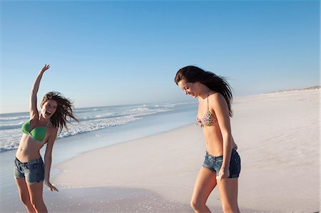 simsearch:400-07181052,k - Two girls on the beach Stock Photo - Premium Royalty-Free, Code: 6122-07693346