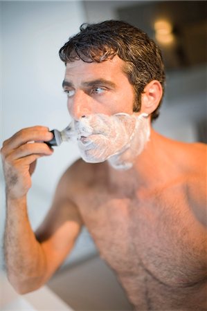 simsearch:700-02244629,k - Man lathering his face in bathroom Photographie de stock - Premium Libres de Droits, Code: 6122-07694012