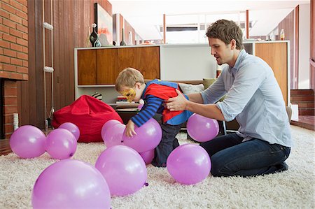 simsearch:614-06442834,k - Father and son playing with balloons in living room Photographie de stock - Premium Libres de Droits, Code: 6122-07696115