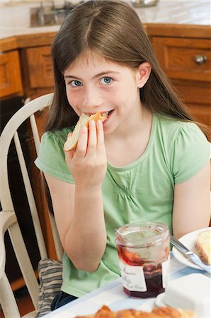 Girl eating croissant Foto de stock - Sin royalties Premium, Código: 6122-07696713