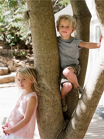 simsearch:6122-07698204,k - Brother and sister climbing tree Stock Photo - Premium Royalty-Free, Code: 6122-07697008