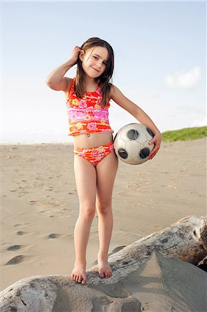Girl holding soccer ball at beach Photographie de stock - Premium Libres de Droits, Code: 6122-07697474