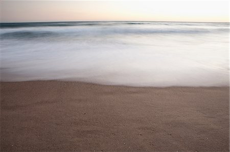simsearch:614-05955565,k - Long exposure of surf hitting the beach on the California coast Photographie de stock - Premium Libres de Droits, Code: 6122-07698003