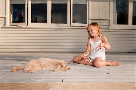 simsearch:6122-07698204,k - Girl and pet cat playing with stick Stock Photo - Premium Royalty-Free, Code: 6122-07698206