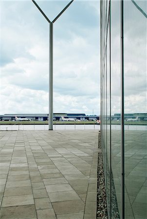 Office building near airport Stock Photo - Premium Royalty-Free, Code: 6122-07698533