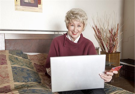 simsearch:400-04410667,k - Older woman using laptop on bed Stock Photo - Premium Royalty-Free, Code: 6122-07698862