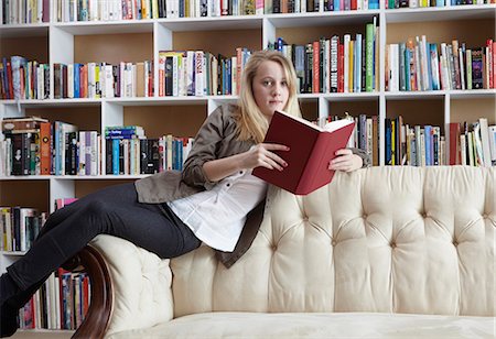 simsearch:614-06895765,k - Girl reading on couch in library Stock Photo - Premium Royalty-Free, Code: 6122-07699006