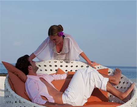 simsearch:6122-07699140,k - Couple relaxing on tropical beach Foto de stock - Sin royalties Premium, Código: 6122-07699146