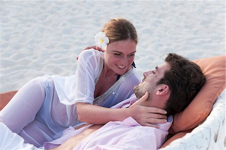 simsearch:6122-07699140,k - Couple relaxing on beach Foto de stock - Sin royalties Premium, Código: 6122-07699149
