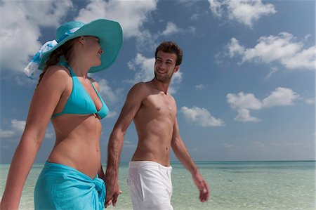 simsearch:6122-07699140,k - Couple walking on tropical beach Foto de stock - Sin royalties Premium, Código: 6122-07699130