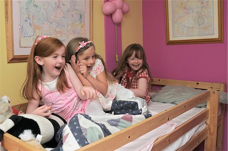 Girls playing in bedroom Stock Photo - Premium Royalty-Free, Code: 6122-07699313