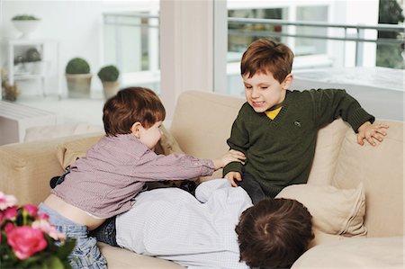 Boys playing on the sofa Photographie de stock - Premium Libres de Droits, Code: 6122-07699764