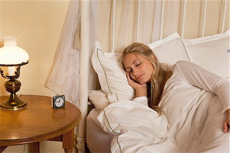 simsearch:693-03707745,k - Woman asleep in bed by alarm clock Stock Photo - Premium Royalty-Free, Code: 6122-07700031